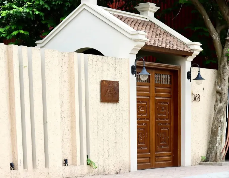Ảnh thực tế cổng Lamai Garden: mái ngói, cửa gỗ chạm, tường trát vữa, Tứ Liên Tây Hồ, kiến trúc Archiindex