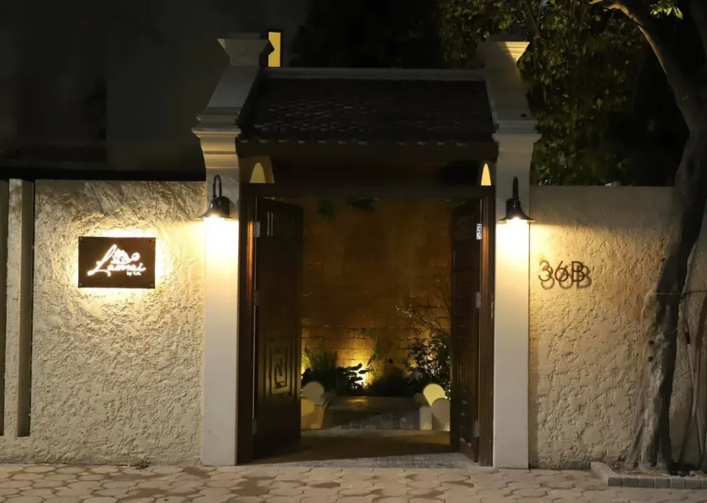 Ảnh thực tế cổng Lamai Garden về đêm, đèn tường và lối vào sân vườn, Tứ Liên Tây Hồ, kiến trúc Archiindex