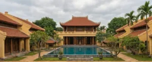 Toàn cảnh Nhuận Trạch House: các nếp nhà mái ngói đỏ kiểu Bắc Bộ quanh bể bơi, Lương Sơn, Archiindex