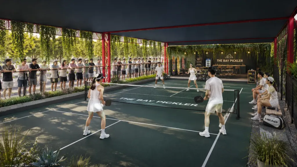 Sân thi đấu pickleball có mái che và người chơi, tổ hợp The Bay Pickler Nam Từ Liêm, ý tưởng Archiindex